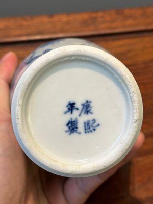 Een Chinees blauw-wit kaststel van vijf vazen met landschapsdecor, 19e eeuw — foto 30