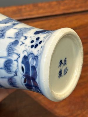 Een Chinees blauw-wit kaststel van vijf vazen met landschapsdecor, 19e eeuw — foto 31