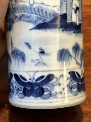 Een Chinees blauw-wit kaststel van vijf vazen met landschapsdecor, 19e eeuw — foto 36