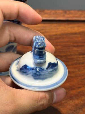 Een Chinees blauw-wit kaststel van vijf vazen met landschapsdecor, 19e eeuw — foto 41