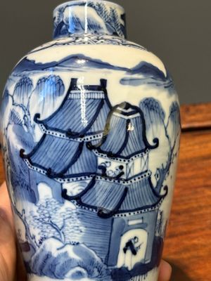 Een Chinees blauw-wit kaststel van vijf vazen met landschapsdecor, 19e eeuw — foto 43