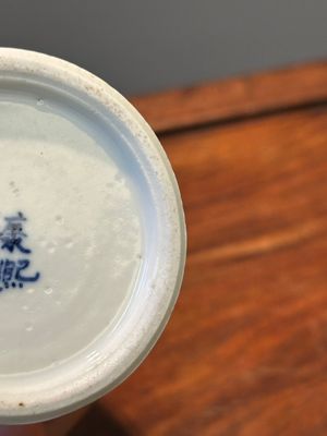Een Chinees blauw-wit kaststel van vijf vazen met landschapsdecor, 19e eeuw — foto 50