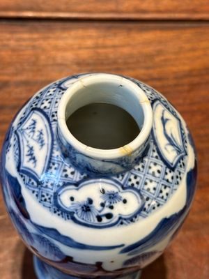 Een Chinees blauw-wit kaststel van vijf vazen met landschapsdecor, 19e eeuw — foto 6