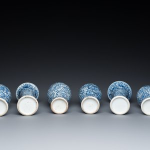 Een Chinees blauw-wit kaststel van zes vazen met floraal decor, Kangxi — foto 6
