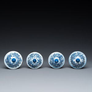 Een Chinees blauw-wit kaststel van zes vazen met floraal decor, Kangxi — foto 7