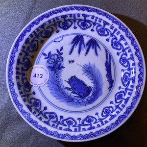 Een Chinees blauw-wit 'kikker' bordje, Jiajing or Wanli — foto 4