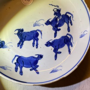Een Chinees blauw-wit ko-sometsuke bord met ossen voor de Japanse markt, Tianqi — foto 6