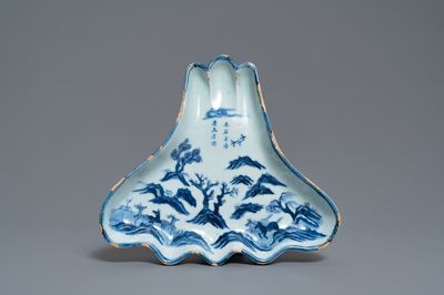 Een Chinees blauw-wit ko-sometsuke bord voor de Japanse markt in de vorm van de berg Fuji, Tianqi