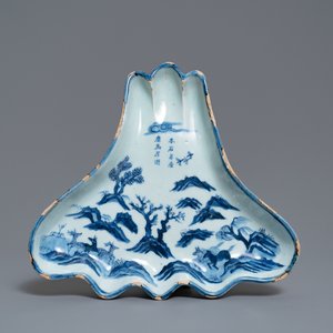Een Chinees blauw-wit ko-sometsuke bord voor de Japanse markt in de vorm van de berg Fuji, Tianqi — foto 1