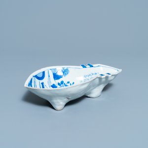 Een Chinees blauw-wit ko-sometsuke bord voor de Japanse markt in de vorm van een luit, Tianqi — foto 3