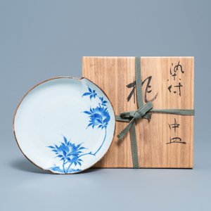 Een Chinees blauw-wit ko-sometsuke bord voor de Japanse markt in de vorm van een perzik, Tianqi — foto 3