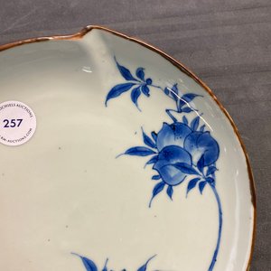 Een Chinees blauw-wit ko-sometsuke bord voor de Japanse markt in de vorm van een perzik, Tianqi — foto 7