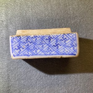 Een Chinees blauw-wit ko-sometsuke dekseldoosje voor de Japanse markt, Transitie periode — foto 9