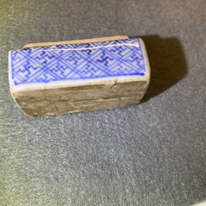 Een Chinees blauw-wit ko-sometsuke dekseldoosje voor de Japanse markt, Transitie periode — foto 10
