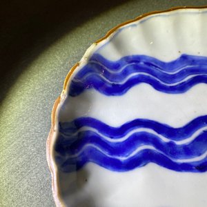 Een Chinees blauw-wit ko-sometsuke 'golven' bord voor de Japanse markt, Chenghua merk, Tianqi — foto 6