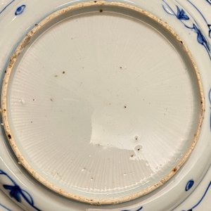 Een Chinees blauw-wit kraakporseleinen bord met drie herten, Wanli — foto 11