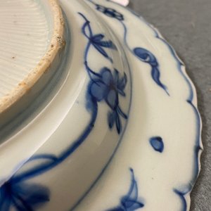 Een Chinees blauw-wit kraakporseleinen bord met drie herten, Wanli — foto 13