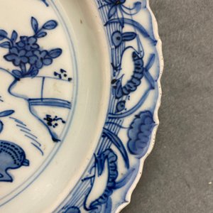 Een Chinees blauw-wit kraakporseleinen bord met drie herten, Wanli — foto 3