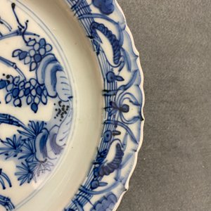 Een Chinees blauw-wit kraakporseleinen bord met drie herten, Wanli — foto 5