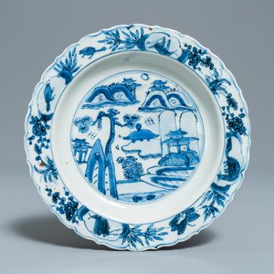 Een Chinees blauw-wit kraakporseleinen bord met een landschap, Wanli — foto 1