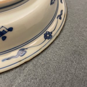Een Chinees blauw-wit kraakporseleinen bord met reigers, Wanli — foto 11