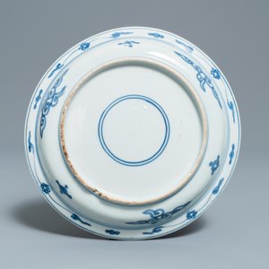Een Chinees blauw-wit kraakporseleinen bord met reigers, Wanli — foto 2