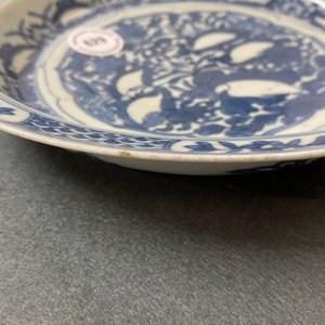 Een Chinees blauw-wit kraakporseleinen bord met reigers, Wanli — foto 5