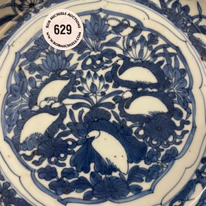 Een Chinees blauw-wit kraakporseleinen bord met reigers, Wanli — foto 7