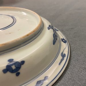 Een Chinees blauw-wit kraakporseleinen bord met reigers, Wanli — foto 10