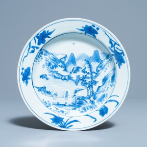 Een Chinees blauw-wit 'Master of the Rocks' bord, Kangxi — foto 1