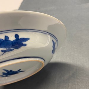 Een Chinees blauw-wit 'Master of the Rocks' bord, Kangxi — foto 12