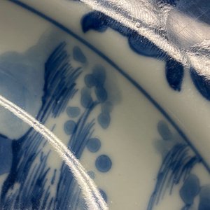 Een Chinees blauw-wit 'Master of the Rocks' bord, Kangxi — foto 4