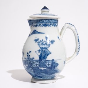 Een Chinees blauw-wit melkkannetje met deksel en gedraaid oor, Qianlong — foto 2