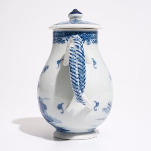 Een Chinees blauw-wit melkkannetje met deksel en gedraaid oor, Qianlong — foto 5