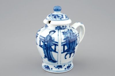 Een Chinees blauw-wit mosterdpotje met deksel, Kangxi