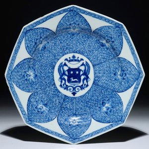 Een Chinees blauw-wit octagonaal bord met het wapen van "de Haze", Yongzheng/Qianlong — foto 1