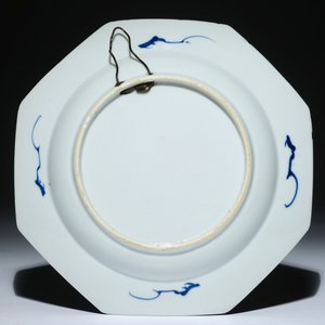Een Chinees blauw-wit octagonaal bord met het wapen van "de Haze", Yongzheng/Qianlong — foto 2