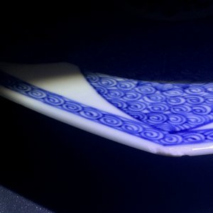 Een Chinees blauw-wit octagonaal bord met het wapen van "de Haze", Yongzheng/Qianlong — foto 4