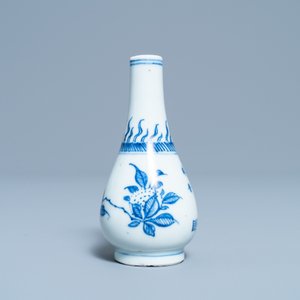 Een Chinees blauw-wit peervormig vaasje met een gedicht, Transitie periode — foto 2