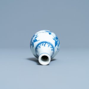 Een Chinees blauw-wit peervormig vaasje met een gedicht, Transitie periode — foto 4