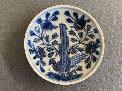 Een Chinees blauw-wit schoteltje met een fazant achter een rots, 'konijn' merk, Wanli — foto 1