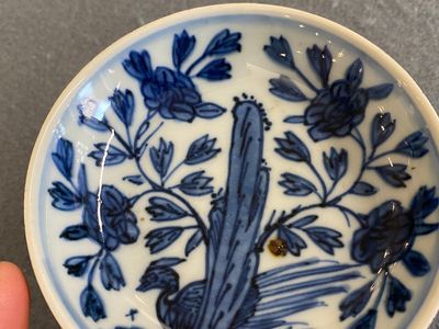 Een Chinees blauw-wit schoteltje met een fazant achter een rots, 'konijn' merk, Wanli — foto 6
