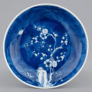 Een Chinees blauw-wit schoteltje met prunustak, Yongzheng merk en periode — foto 1