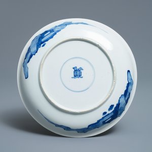 Een Chinees blauw-wit semi-eierschaal bord met een dame die een kind draagt, Kangxi — foto 2