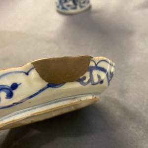 Een Chinees blauw-wit shonzui ko-sometsuke bord met vogels en kalligrafie, Chongzhen — foto 6