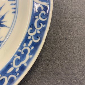 Een Chinees blauw-wit 'Shou' bord met de 'Drie vrienden van de winter', Tianqi/Chongzhen — foto 3