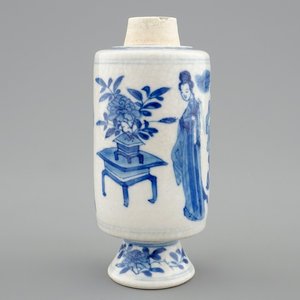 Een Chinees blauw-wit soft paste porselein vaasje, Kangxi — foto 1