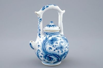 Een Chinees blauw-wit theepotje met hoog handvat, Kangxi