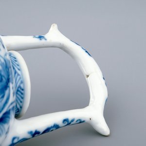 Een Chinees blauw-wit theepotje met hoog handvat, Kangxi — foto 4