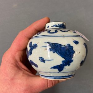 Een Chinees blauw-wit vaasje met karpers, Wanli — foto 8